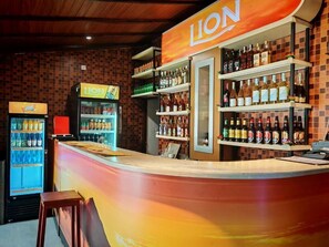 Bar (on property) - Lake Reach Hotel (Kandy)