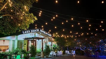 تناول الطعام بالخارج