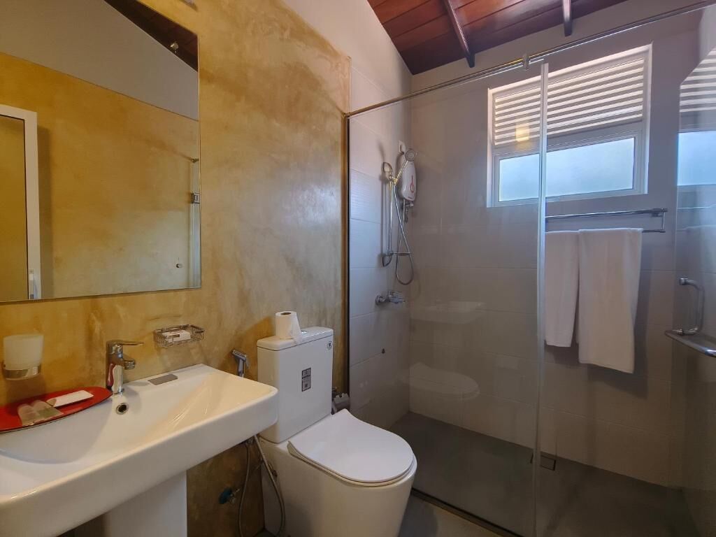 Double Room, Balcony | Bathroom | Shower, free toiletries, hair dryer, towels