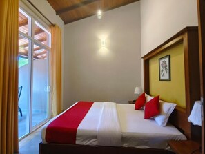 Double Room, Balcony | Iron/ironing board, free WiFi - Lake Reach Hotel (Kandy)