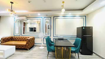 Familienapartment, Balkon, Poolblick | Wohnbereich | 55-Zoll-Smart-TV mit Digitalempfang