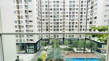 Familienapartment, Balkon, Poolblick | Blick auf den Garten