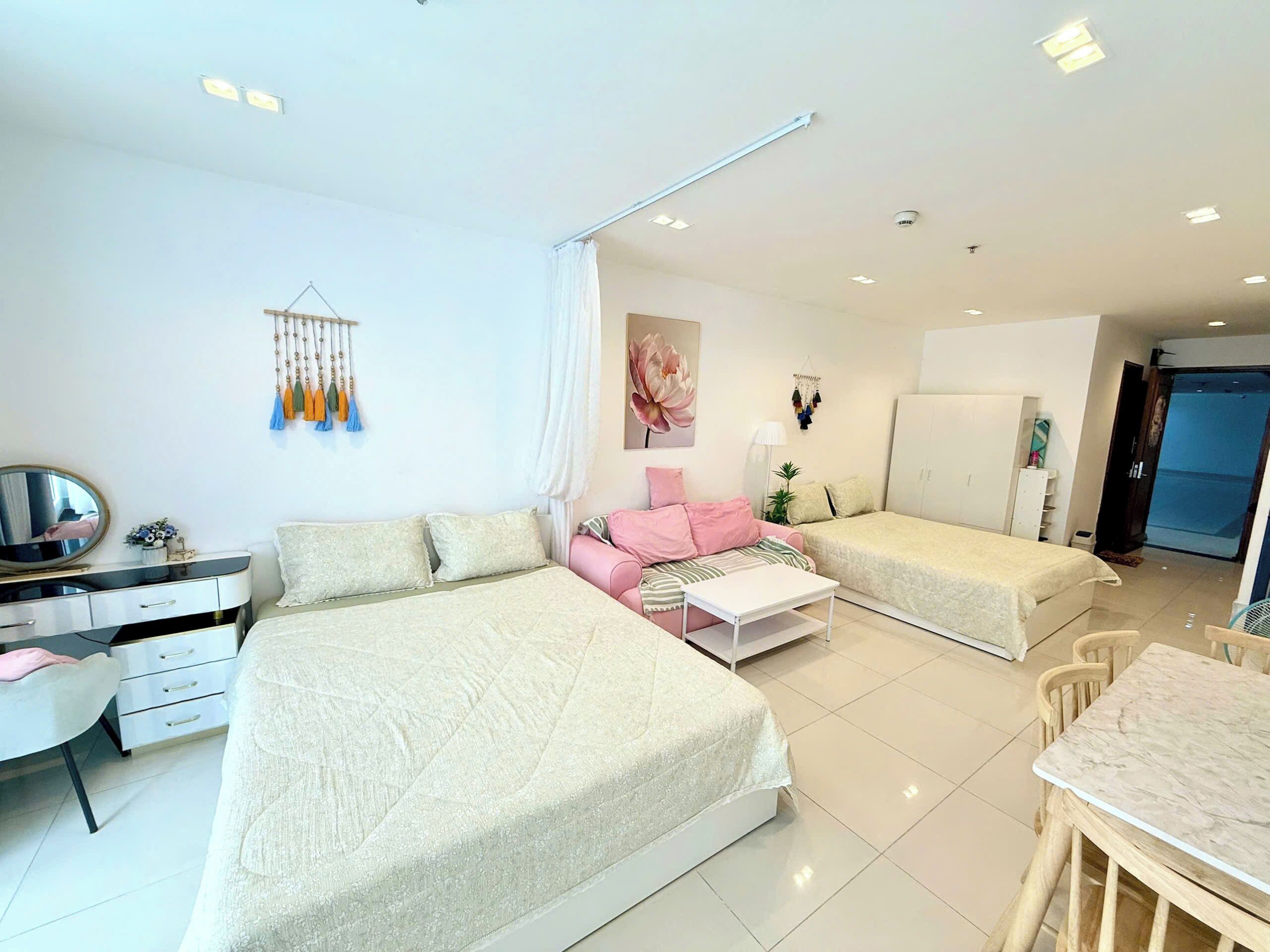 Appartement Exécutif, plusieurs lits, balcon, vue piscine | Articles gratuits dans le mini-bar, bureau