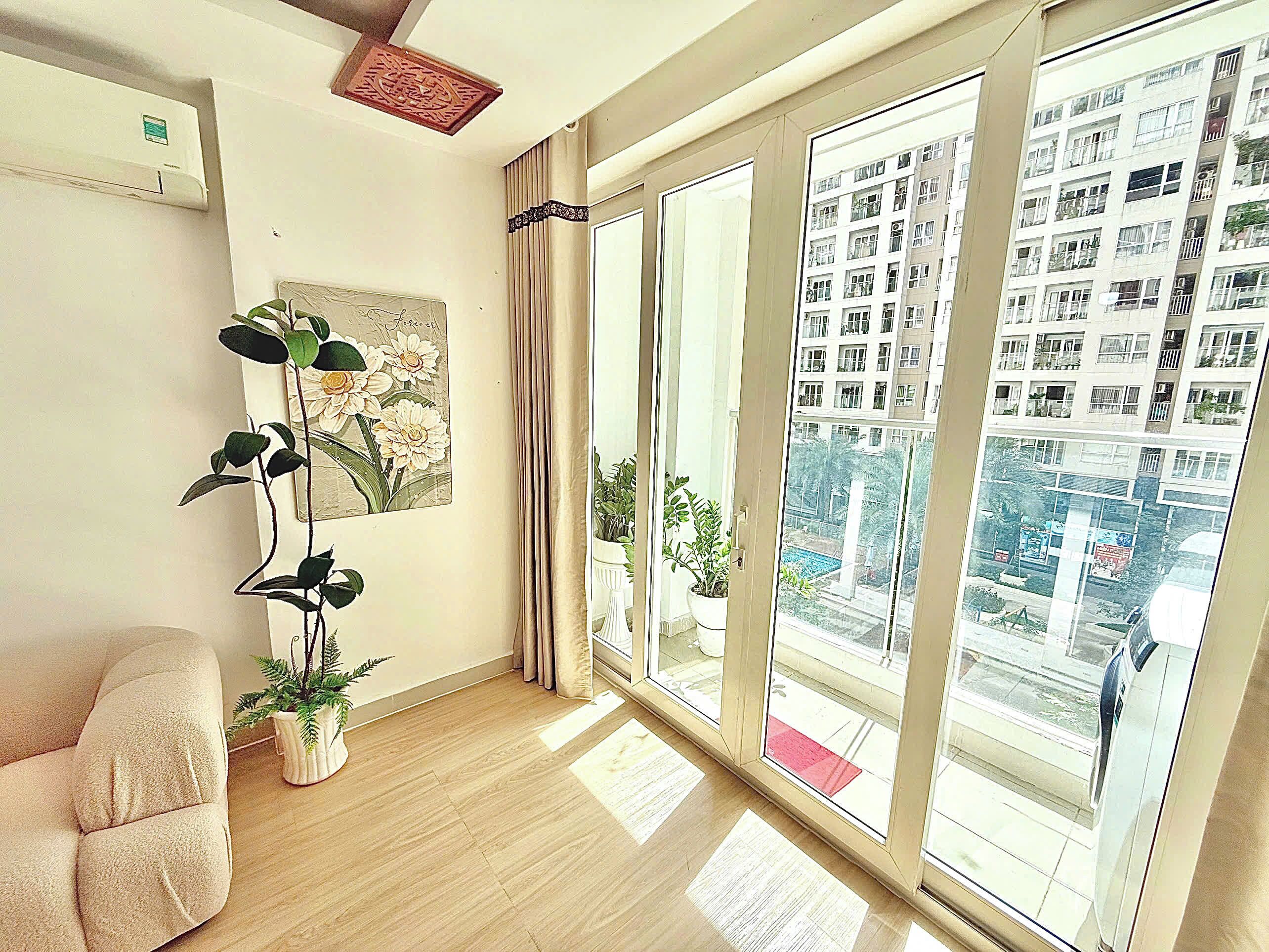 Apartamento família, sacada, vista para a piscina | Área de estar | Smart TV 55 polegadas com canais digitais