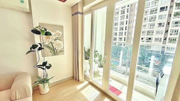 ファミリー アパートメント バルコニー プールビュー | リビング エリア | 55 インチのスマートテレビ (デジタル放送視聴可)