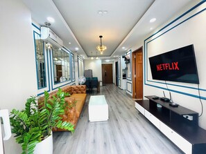 Appartement Familial, balcon, vue piscine | Coin séjour | TV connectée de 55 pouces avec chaînes numériques