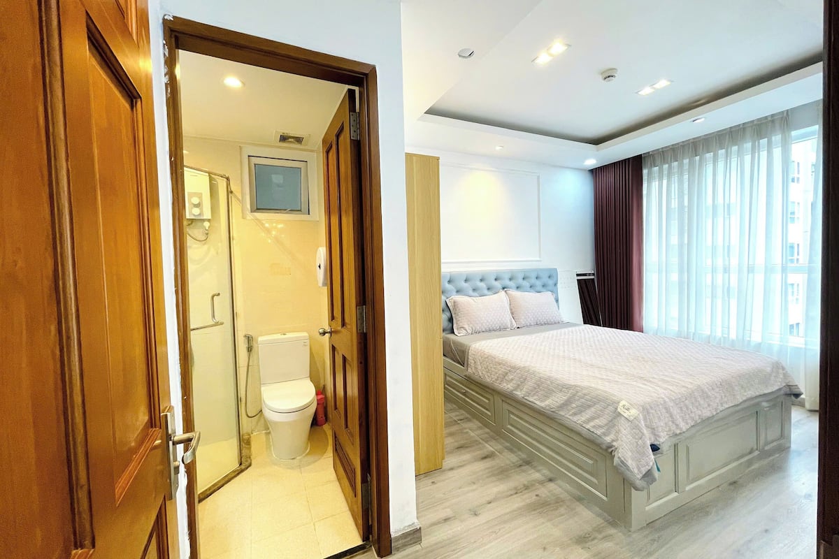 Apartamento família, sacada, vista para a piscina | Frigobar (abastecido com itens grátis), escrivaninha