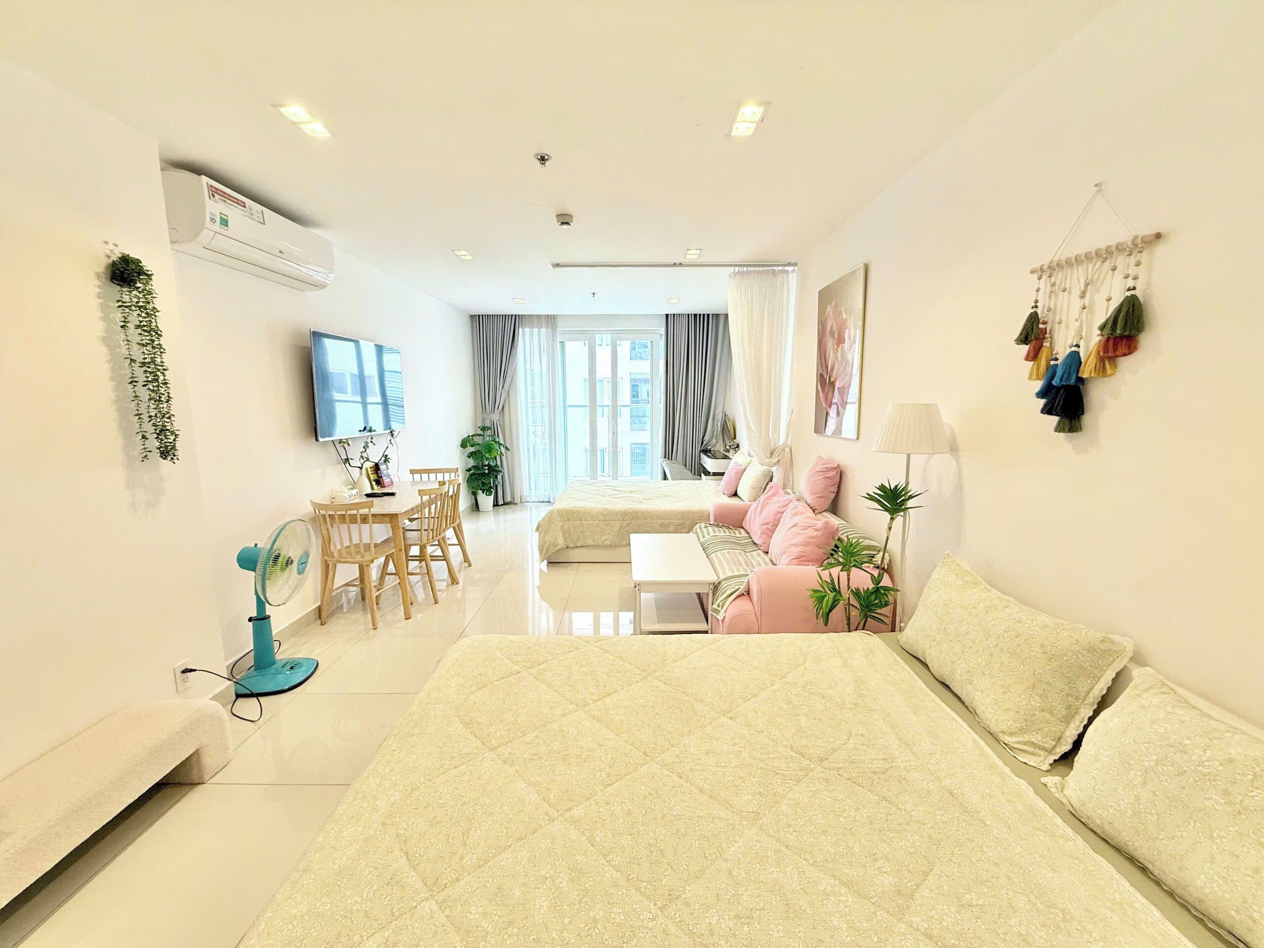 Executive-Apartment, Mehrere Betten, Balkon, Poolblick | Kostenlose Minibar, Schreibtisch, laptopgeeigneter Arbeitsplatz