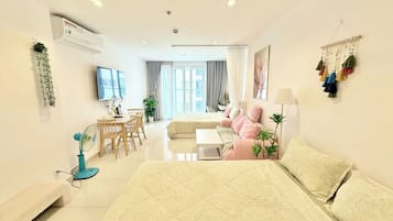 Executive-Apartment, Mehrere Betten, Balkon, Poolblick | Kostenlose Minibar, Schreibtisch, laptopgeeigneter Arbeitsplatz