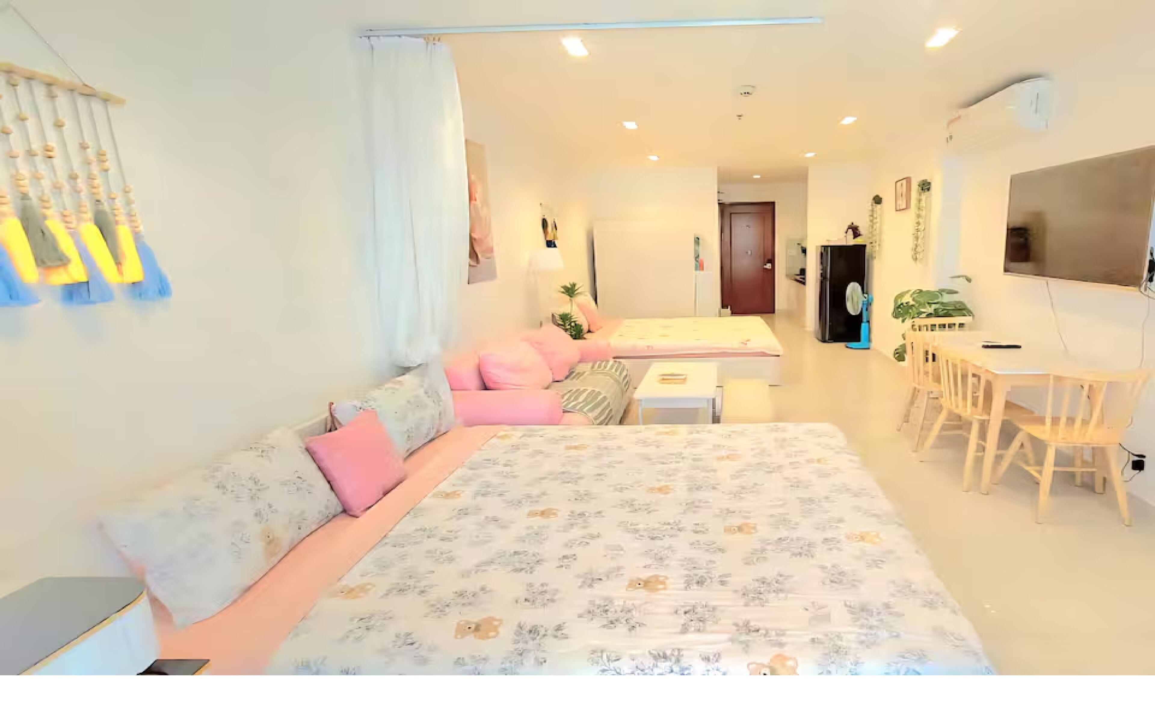Appartement Exécutif, plusieurs lits, balcon, vue piscine | Articles gratuits dans le mini-bar, bureau