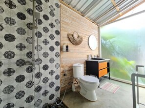 Een douche, handdoeken, toiletpapier