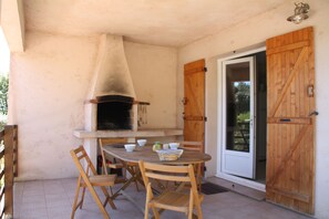 Outdoor dining - Gite Casteddu 2 with heated pool for lovers of peace and nature (San Gavino di Carbini)