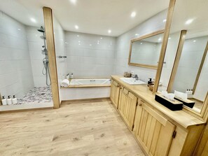 Shower, hair dryer, towels, soap - Ferme de Charme 4**** - SPA Privatif - 15 people (Granges-Aumontzey)