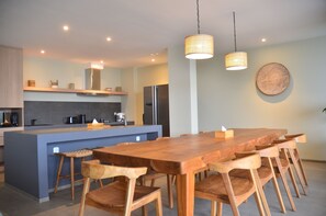 Villa Familiale, balcon, vue montagne | Restauration