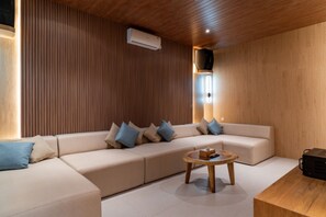 Karaoke room - Diamond Hill 10 Br Heated Pool (Bandung)