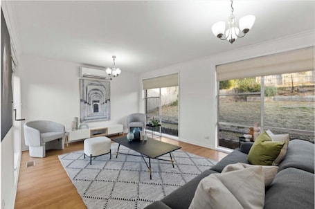 TV. Private room adjacent a Kangaroo filled valley. Near Melbourne Airport. Pets ✓