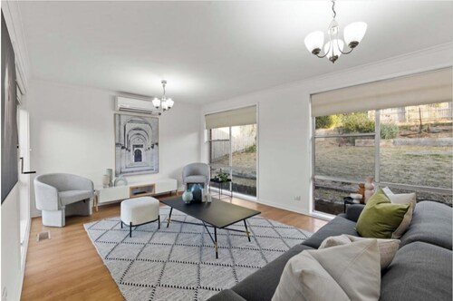 Private room adjacent a Kangaroo filled valley. Near Melbourne Airport. Pets ✓