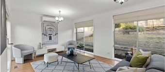 Private room adjacent a Kangaroo filled valley. Near Melbourne Airport. Pets ✓