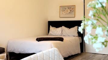 Basic Apartment | Iron/ironing board