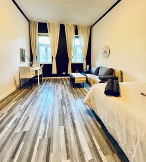 Iron/ironing board - Stylish 1BR Long Stay Close to AKH (Vienna)