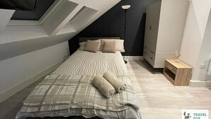 Skrivebord, strykejern/-brett, wi-fi og sengetøy