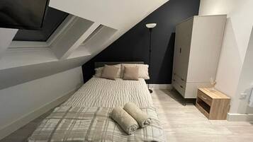 Desk, iron/ironing board, WiFi, bed sheets