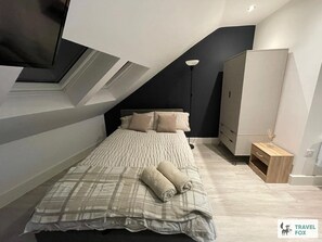 Desk, iron/ironing board, WiFi, bed sheets