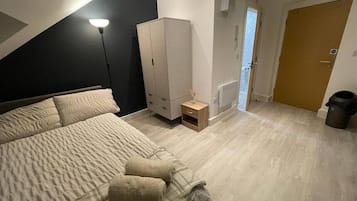 Skrivebord, strykejern/-brett, wi-fi og sengetøy