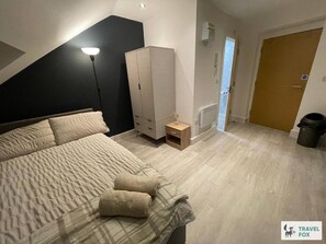 Escritorio, tabla de planchar con plancha, wifi y ropa de cama 