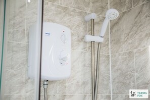 Un panel de control de ducha TRITON con dos cabezales de ducha y una manguera flexible.