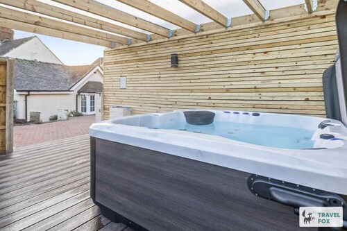 Cheadle Cottage - Hot Tub and Pool Table!
