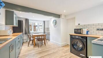 Refrigerador, microondas, horno, placa de cocina