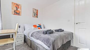 Skrivebord, strykejern/-brett, wi-fi og sengetøy