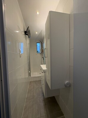 Suihku, hiustenkuivaaja, pyyhkeet, saippua