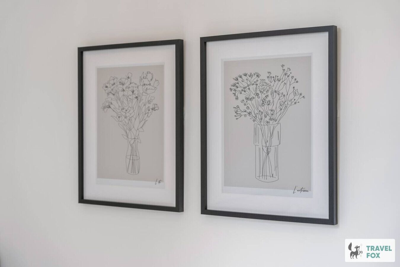 Dos bocetos enmarcados de jarrones con flores, cada uno firmado por el artista.
