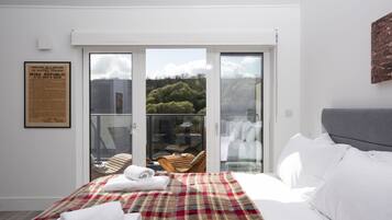 4 bedrooms, iron/ironing board, Internet, bed sheets