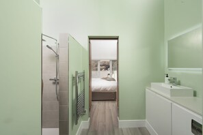 4 Schlafzimmer, Bügeleisen/Bügelbrett, Internetzugang, Bettwäsche