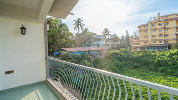 Luxe villa, balkon, uitzicht op tuin | Terrein van de accommodatie