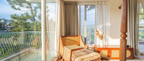 Villa de lujo, balcón, vista al jardín | Interior