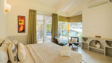 Luxe villa, balkon, uitzicht op tuin | Een strijkplank/strijkijzer, gratis wifi