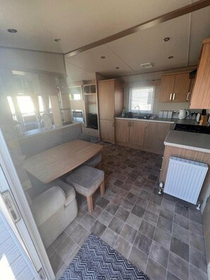 Cookware/dishes/utensils - Greenacres Holiday Park - Holiday Accommodation 7656 (Porthmadog)