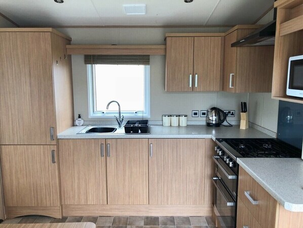 Cookware/dishes/utensils - Greenacres Holiday Park - Holiday Accommodation 7656 (Porthmadog)