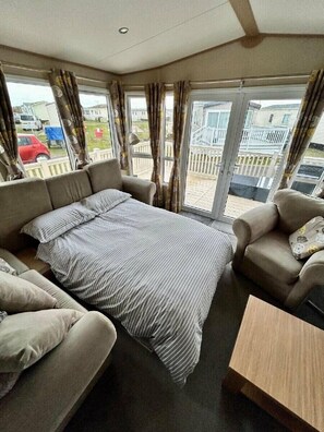 2 bedrooms, individually decorated, individually furnished, free WiFi - Greenacres Holiday Park - Holiday Accommodation 7656 (Porthmadog)