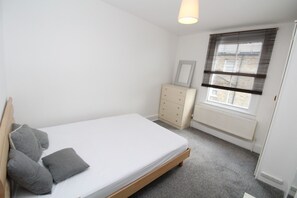 Iron/ironing board, WiFi, bed sheets - Commuter’s Dream: 5 Mins from Clapham Jct Station (London)