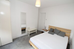 Iron/ironing board, WiFi, bed sheets - Commuter’s Dream: 5 Mins from Clapham Jct Station (London)