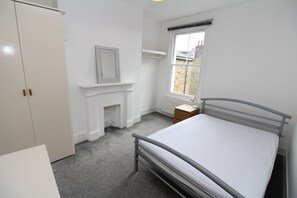 Iron/ironing board, WiFi, bed sheets - Commuter’s Dream: 5 Mins from Clapham Jct Station (London)