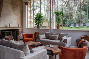 Télévision, cheminée