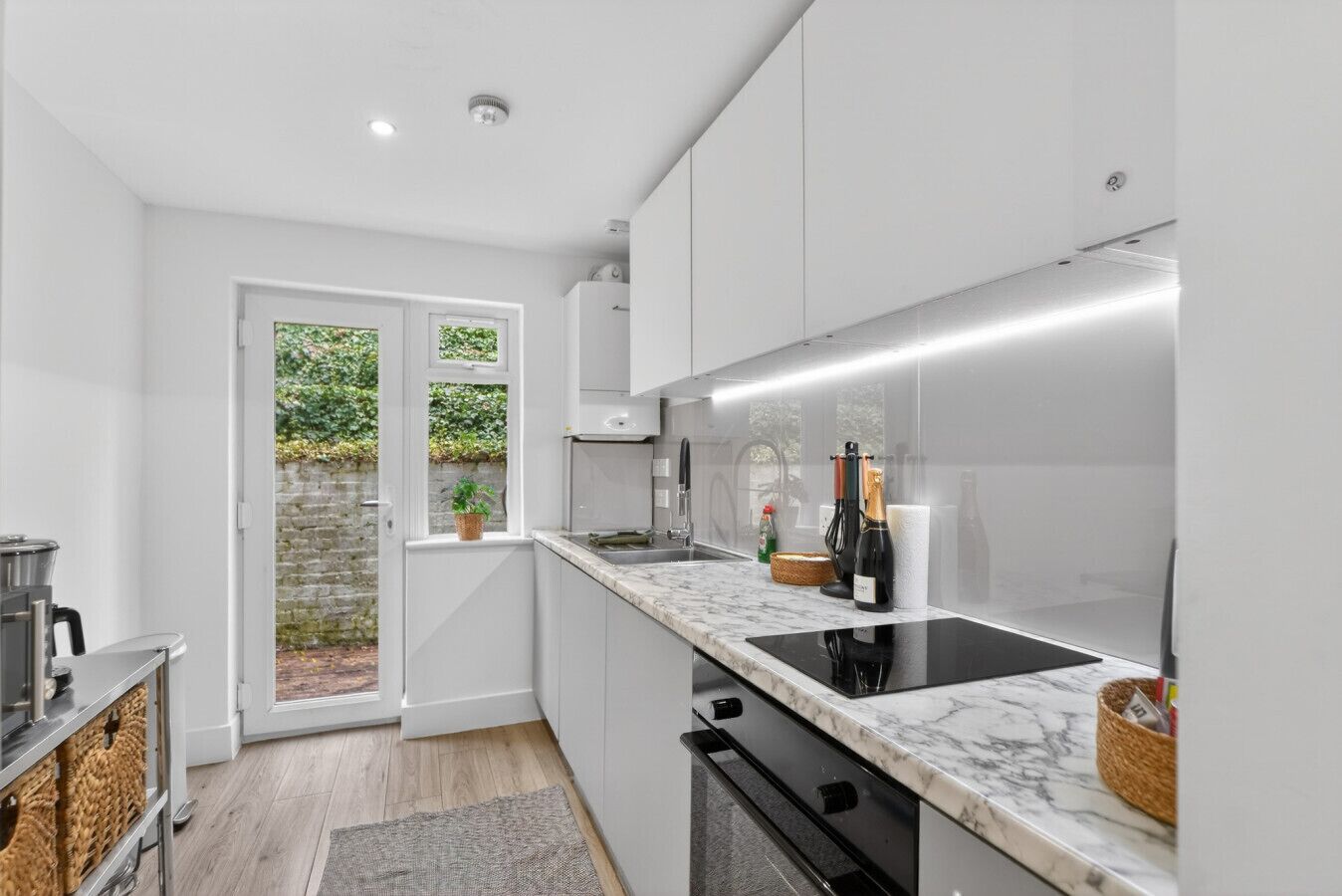 Kjøleskap, mikrobølgeovn, kokeplater og brødrister