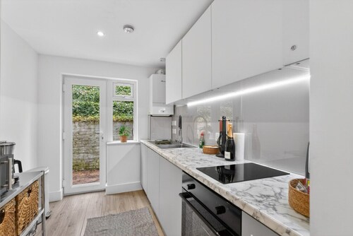 Madeira 2BR Garden Retreat in Bromley with Street Parking