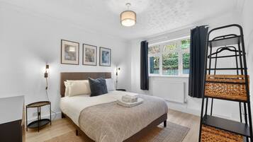 2 bedrooms, desk, iron/ironing board, WiFi